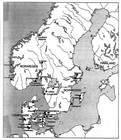 „▲Internationale Handelsplätze des 9. Jhs. im Norden • Städte im Norden um 1200. In Finnland, Island, den Färöern und Grönland gab es zu jener Zeit keine Städte. Während des gesamten Mittelalters war Trondheim die nördlichste Stadt Skandinaviens“ [Roesdahl, 130]. Den Plätzen des 9. Jh. können kaum Fundstücke zugeschrieben werden.