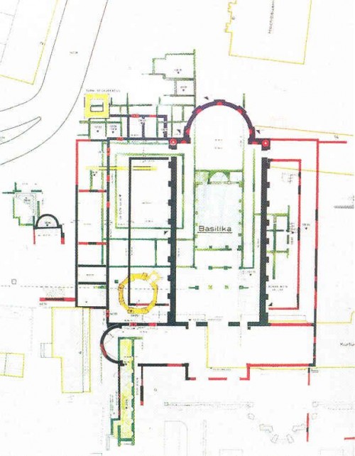 Abb. 3: „Die Archäologischen Befunde der Basilika und ihrer Vorgänger­bauten“ (Aula Palatina, 4. Jh., darunter planierte ältere Gebäude) [K. 140]